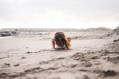 Genç kadının tahta spor fitness pozisyon açık yapması 