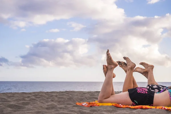 Femei Tinere Care Stau Plajă Relaxează — Fotografie, imagine de stoc
