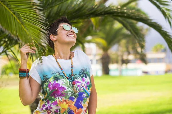 Jonge Vrouw Ontspannen Park Buiten — Stockfoto