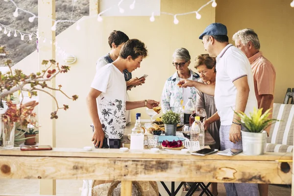 Groep Mensen Van Verschillende Leeftijden Van Tiener Tot Volwassene Plezier — Stockfoto