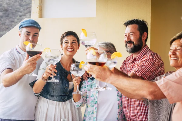 Grupo Edad Mixta Personas Que Divierten Juntos Celebrando Evento Tomando —  Fotos de Stock