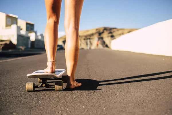 Benen Van Barefoot Jonge Vrouw Klaar Rijden Skateboard — Stockfoto