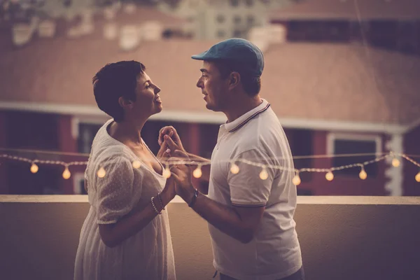 Casal Dançando Terraço Com Vista Natural — Fotografia de Stock