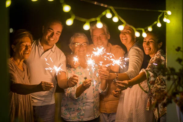 Grupo Personas Celebran Evento Como Víspera Los Nuevos Años Cumpleaños — Foto de Stock