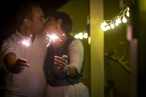 Pareja Besándose Durante Fiesta Casa Celebrando Con Destellos Luz — Foto de Stock