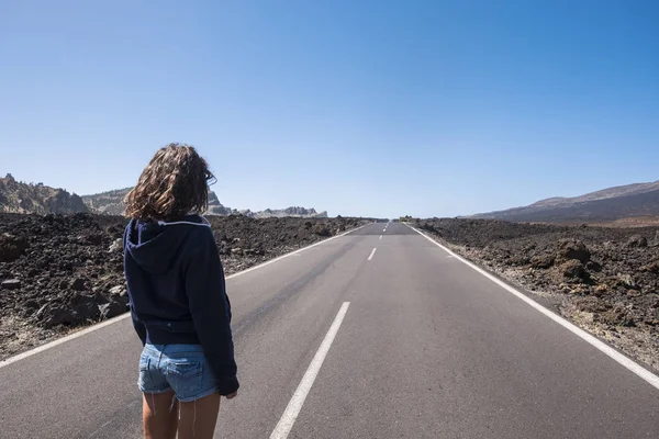 Jovem Caminhando Longa Estrada Asfalto Meio Deserto — Fotografia de Stock