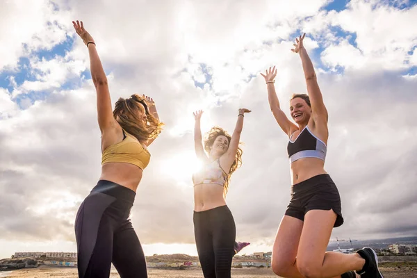 Группа Счастливых Подруг Прыгающих Пляже После Фитнес Сессии Открытом Воздухе — стоковое фото