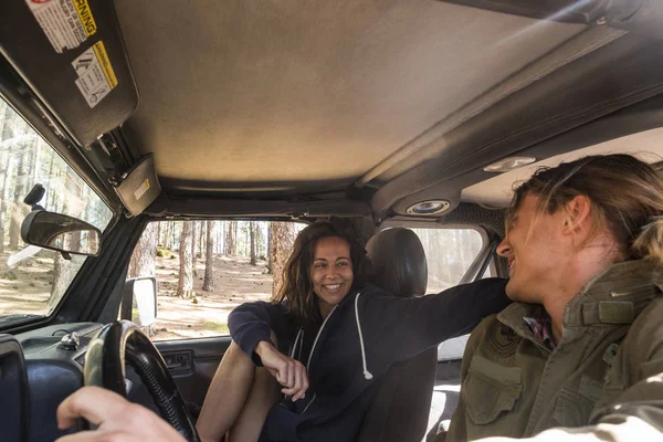 Coppia Caucasici Uomo Donna Che Guidano Viaggiano Auto — Foto Stock