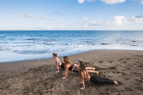 Genç Güzel Kadınlar Plajı Nda Yoga Egzersizleri Yapıyor — Stok fotoğraf