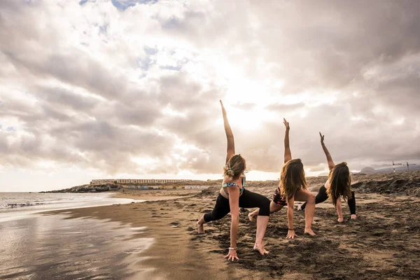 Ung Trevlig Kvinnor Gör Yogaövningar Stranden — Stockfoto