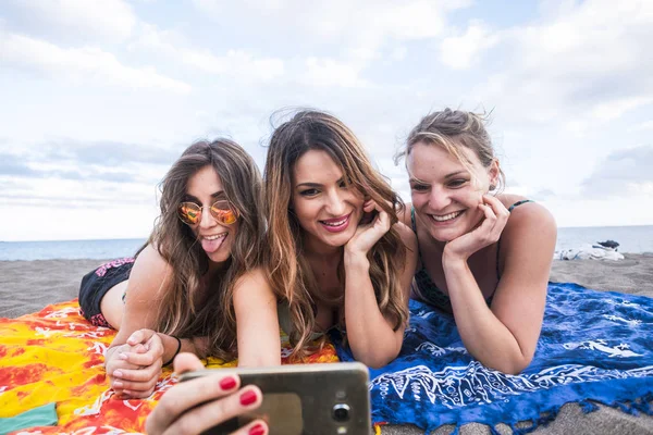 Giovane Donna Sdraiata Sulla Spiaggia Fare Selfie Smartphone — Foto Stock