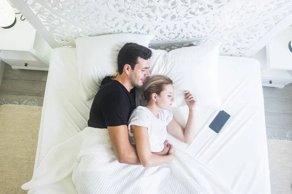 Vista Aérea Pareja Joven Durmiendo Cama Casa — Foto de Stock