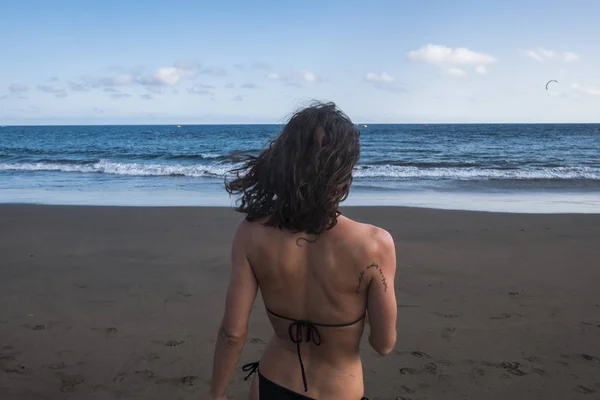 Vista Posteriore Della Donna Che Cammina Sulla Sabbia Alle Onde — Foto Stock