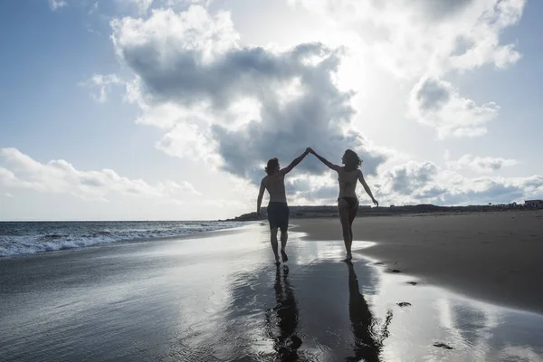 Junges Paar Entspannen Und Genießen Der Küste Urlaub — Stockfoto