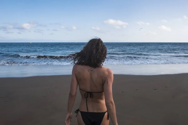 Rückansicht Einer Frau Die Auf Sand Meereswellen Läuft — Stockfoto