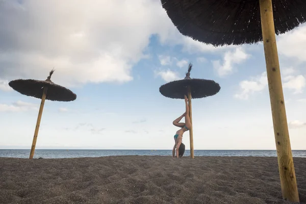 Giovane Donna Posizione Yoga Spiaggia — Foto Stock