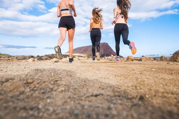 Vue Arrière Trois Jeunes Filles Courant Extérieur — Photo