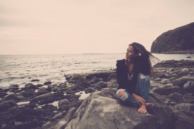 Genç kadın, gündüz sahil şeridi üzerinde rahatlatıcı