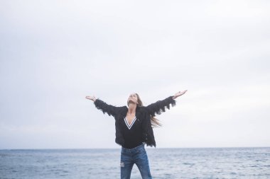 Genç kadın, gündüz sahil şeridi üzerinde rahatlatıcı