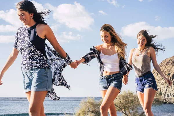 Três Jovens Mulheres Alegres Fundo Céu Azul — Fotografia de Stock