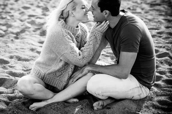 Monochrome Photo Young Couple Spending Time Beach Vacation Outdoor — Stock Photo, Image