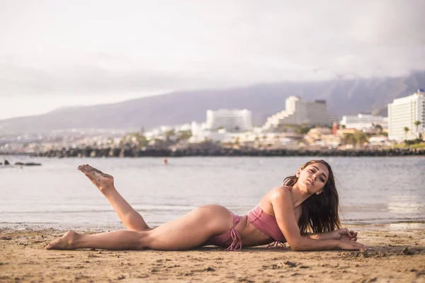 Joven Mujer Disfrutando Posando Orilla Del Océano Durante Las Vacaciones —  Fotos de Stock