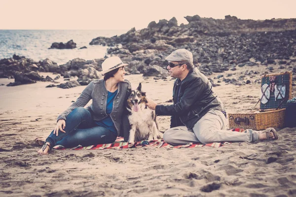 Paar Sitzt Mit Hund Strand Und Genießt Tagsüber — Stockfoto