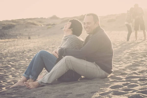 Couple Sitting Enjoying Beach Daytime — Stock Photo, Image