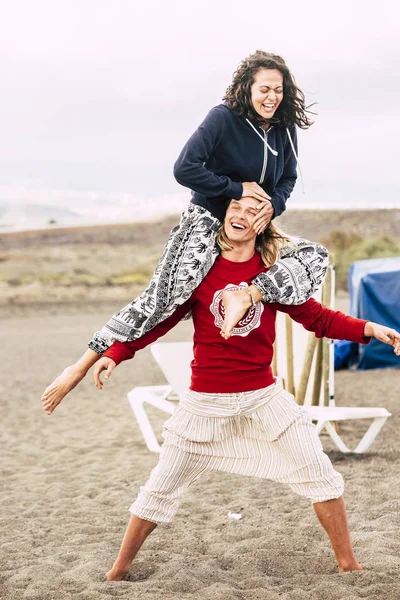 Giocoso Giovane Coppia Spiaggia Durante Vacanze — Foto Stock