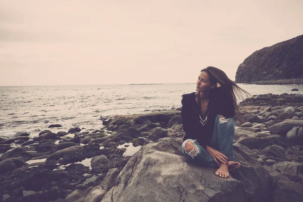 Genç kadın, gündüz sahil şeridi üzerinde rahatlatıcı