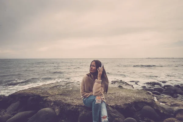 Одинокая Молодая Женщина Слушает Музыку Отдыхает Скале Возле Океана — стоковое фото