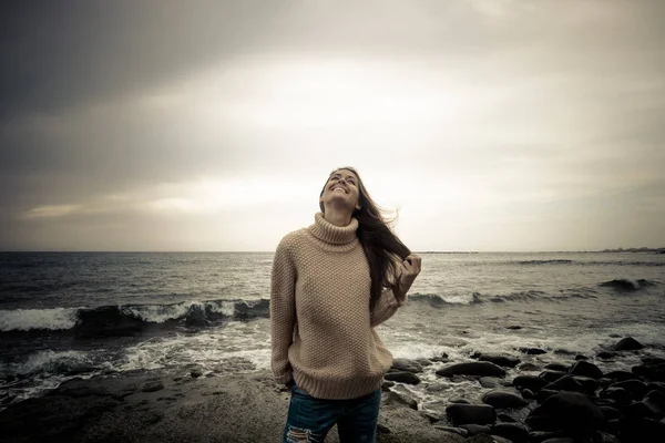 Ritratto Giovane Donna Maglione Posa Sfondo Oceano — Foto Stock