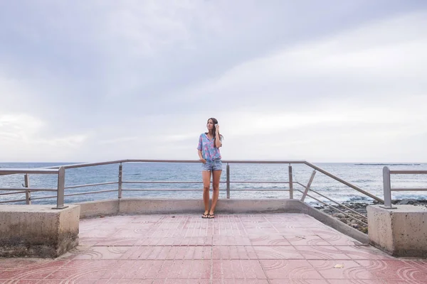 Giovane Donna Piedi Sulla Terrazza Mentre Ascolta Musica Sullo Sfondo — Foto Stock