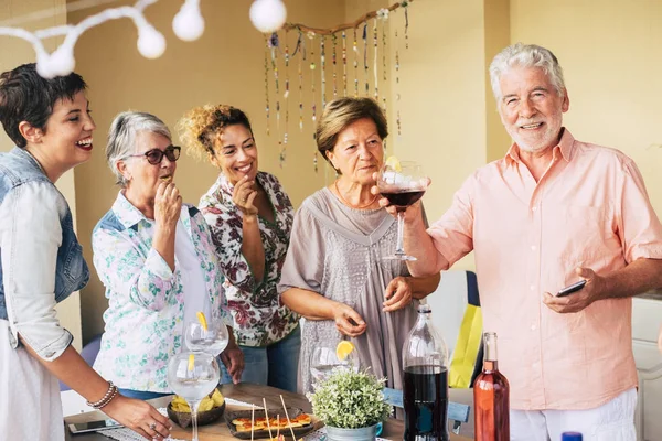 Vrolijke Groep Vrolijke Blanke Mannen Vrouwen Gemengde Leeftijden Plezier Hebben — Stockfoto