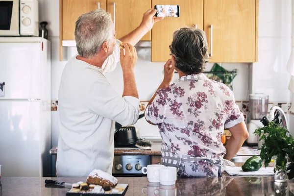 Casal Adulto Sênior Fazendo Selfie Smartphone Casa — Fotografia de Stock