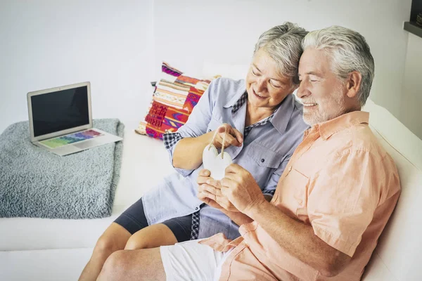 Feliz Pareja Ancianos Sosteniendo Corazón Hecho Mano Madera Mientras Sienta — Foto de Stock