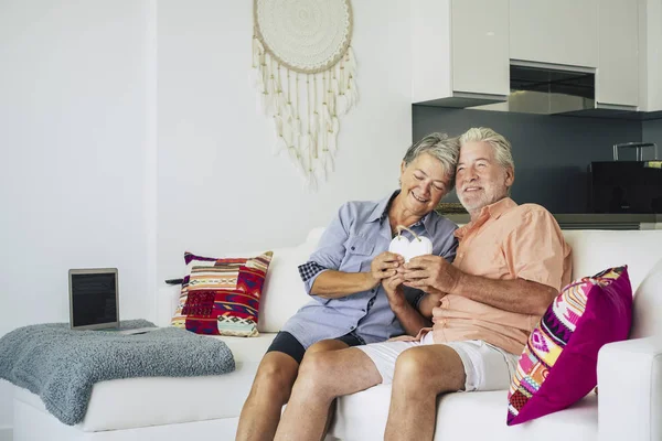 Feliz Pareja Ancianos Sosteniendo Corazón Hecho Mano Madera Mientras Sienta —  Fotos de Stock