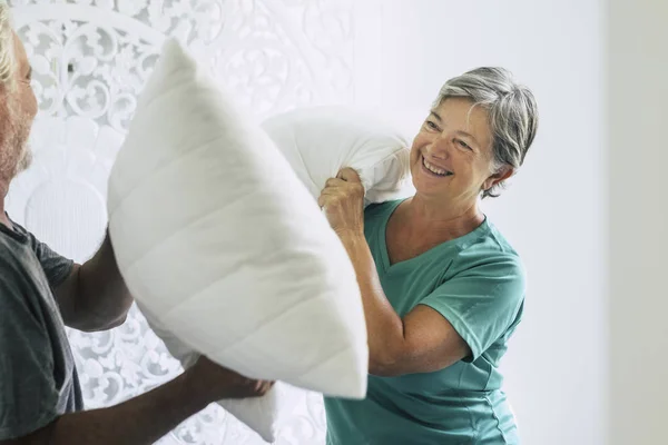 Kissenkrieg Hause Für Ein Kaukasisches Paar Verspielter Erwachsener Senioren — Stockfoto