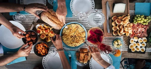 «Ana Sayfa» Gıda, alarak elleriyle görünümünü birlikte akşam yemeği