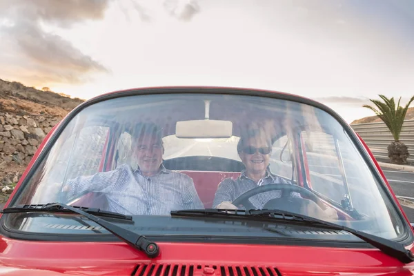 Aîné Couple Conduite Vintage Voiture Rouge Pendant Les Vacances — Photo