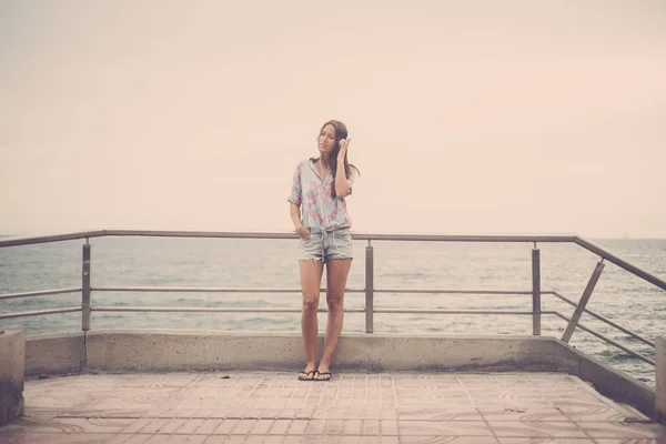 Giovane Donna Piedi Sulla Terrazza Mentre Ascolta Musica Sullo Sfondo — Foto Stock