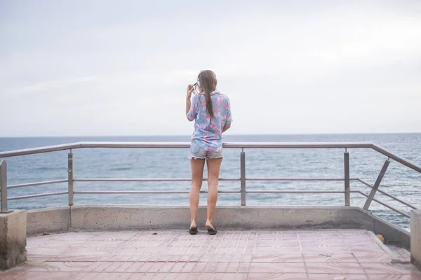 Giovane Donna Piedi Sulla Terrazza Mentre Ascolta Musica Sullo Sfondo — Foto Stock