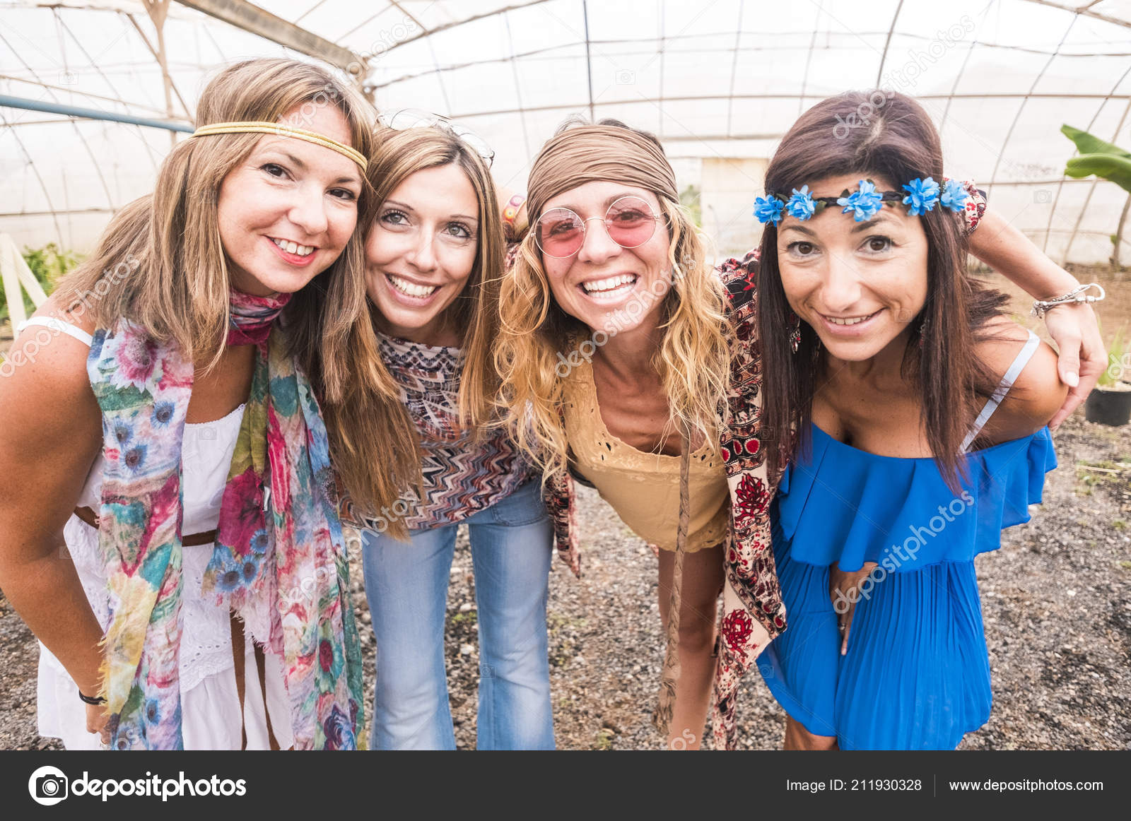 Kelompok Wanita Gila Dalam Gaya Gaun Hippy Pesta — Stok, 40% OFF