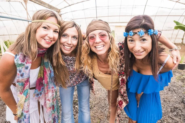 Gruppe Verrückter Frauen Hippie Kleid Auf Party — Stockfoto