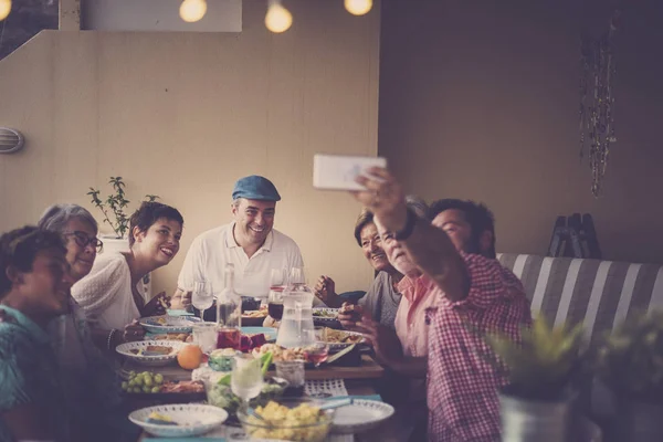 집에서 친구들 부모들이 식사를 음료와 안경을 있습니다 미소짓고 우정을 축하하며 — 스톡 사진