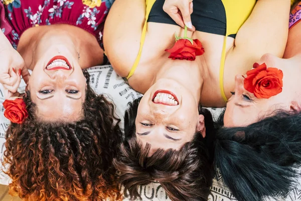 Grupo Brincalhão Jovens Mulheres Deitadas Cama Casa Juntas Rindo Sorrindo — Fotografia de Stock