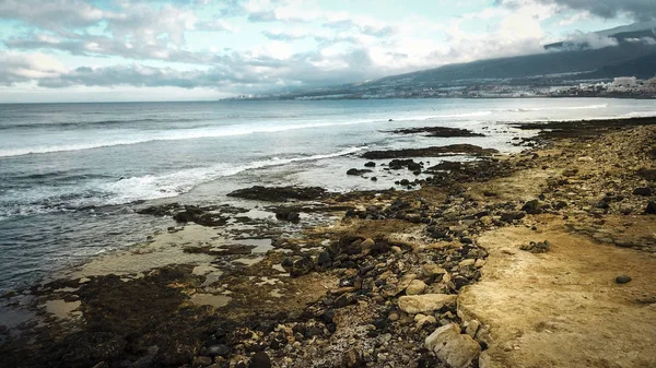 海岸线景观与岩石和海洋 — 图库照片