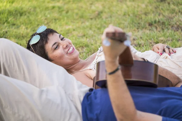 Couple Lying Park While Man Playing Guitar — Stock Photo, Image