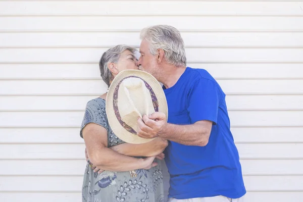 Lyckliga Senior Paret Kramas Och Kyssas Sommardag — Stockfoto