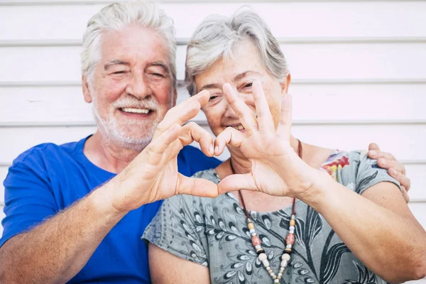 Щаслива Старша Пара Обіймає Робить Знак Серця Пальцями Літній День — стокове фото